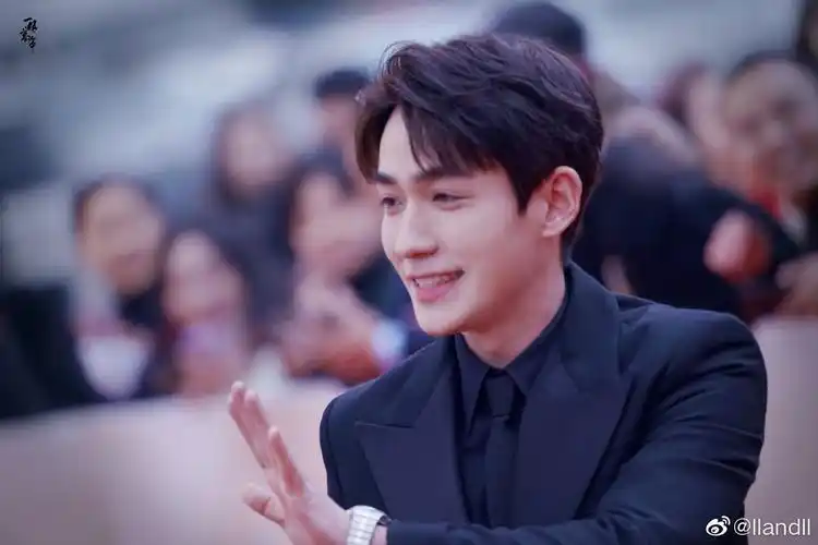 有没有人可以分享一下朱一龙笑起来的图片