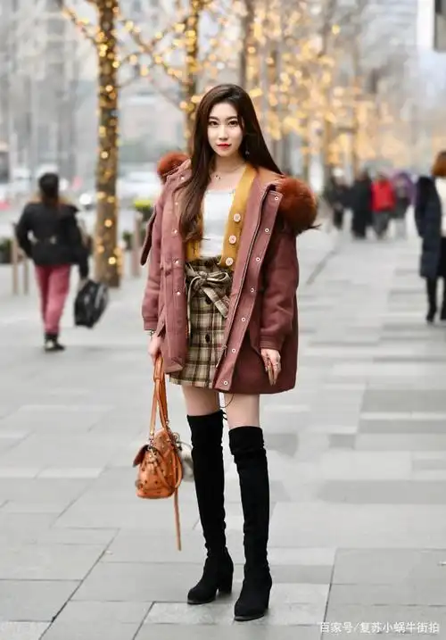 街拍:过膝靴塑造迷人大长腿,显高又显瘦,做楚楚动人的女神