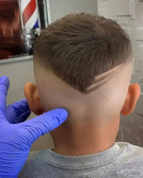 超短发可以说是大多数家长都比较喜欢的一种小男孩发型,全头都推成