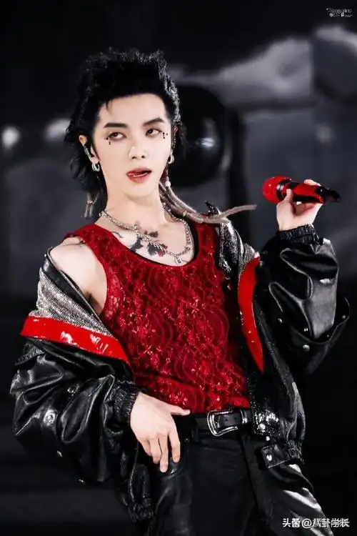 "华晨宇新发型"太娇媚"?睫毛,卷发和羽毛服造型越界吗?