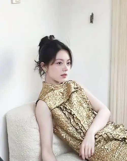 赵今麦无袖鎏金裙亮相, 少女感十足,妥妥的少女范儿!