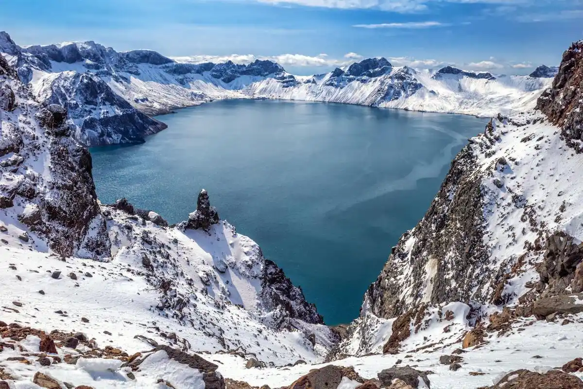 登上长白山主峰,你的眼前就是世界著名的最高火山口湖泊——长白山