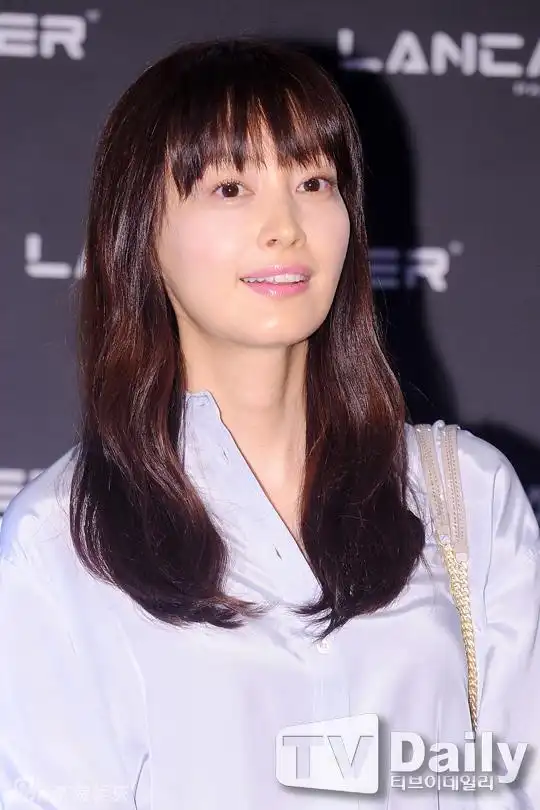 冻龄美女元彬女友李娜英亮相36岁仍细嫩童颜