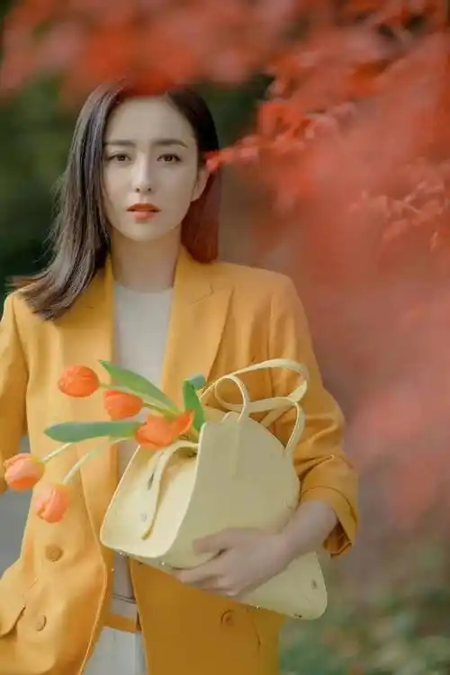 佟丽娅中长发太美了,一身橙色西装干练又甜美,笑容灿烂韵味十足_背包