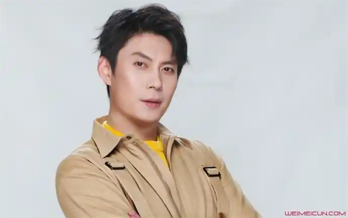 感情生活也备受关注,网上也曝出,艾伦已婚,老婆是朱微玮