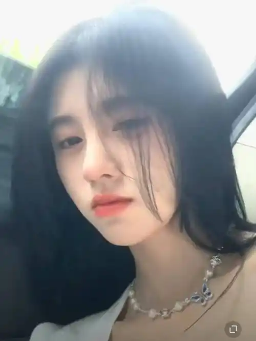 鞠婧祎为凹出"直角肩"太拼,用力缩肩膀,抬下巴,看清拍摄效果我酸了