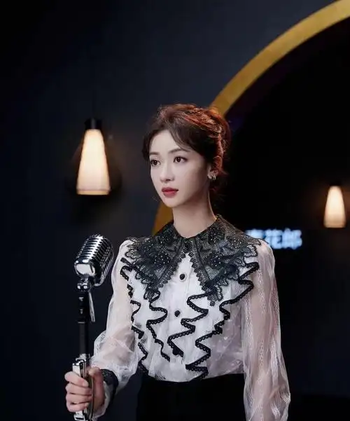 30岁的吴谨言身穿月光白抹胸套装清纯性感又高级短发超飒