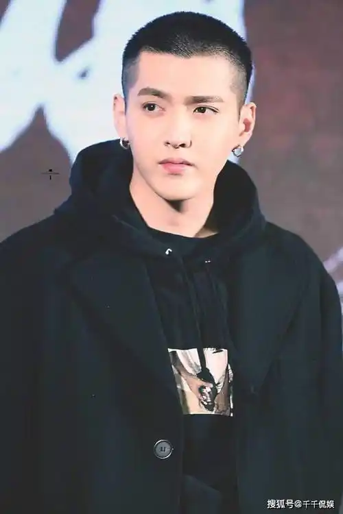 其中主要提到了两点:1:2020年11月到12月间,吴亦凡先后趁三名女性醉酒