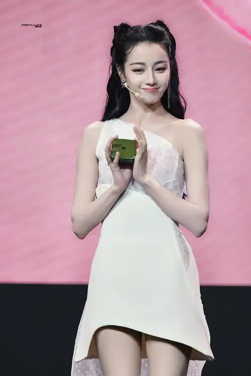 迪丽热巴今年第13套高定##迪丽热巴这发际线