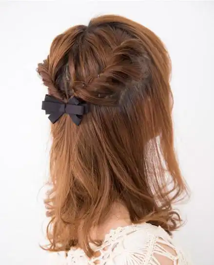 中长卷发发型简单扎法