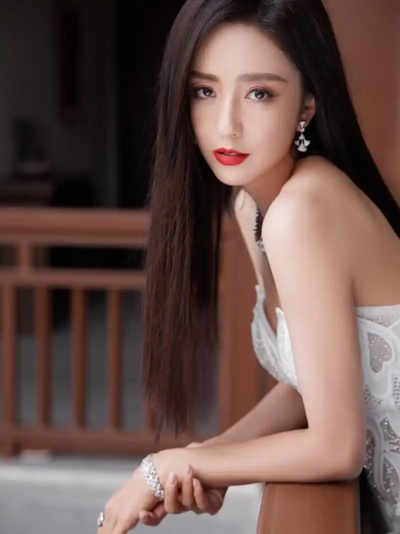 佟丽娅她穿白色衣服真的很美,五官特别精致,长直发也很适合,气质特别