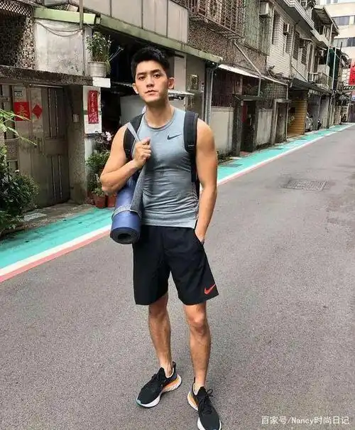 时尚潮范的高颜值型男,肌肉和腹肌线条明显,男友力max
