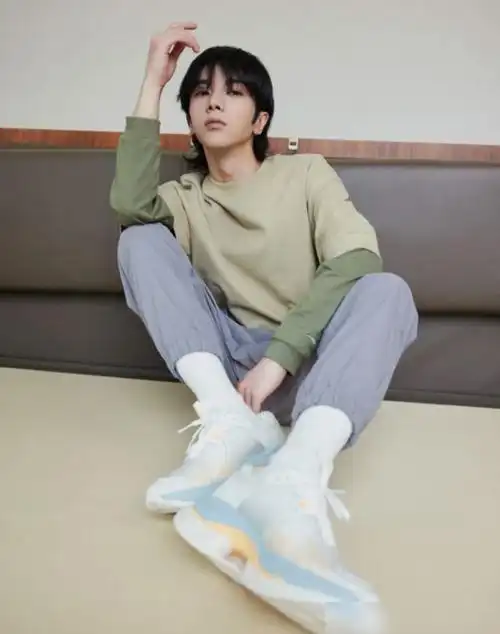 华晨宇全新大片运动套装元气满满哪像是当爸的人