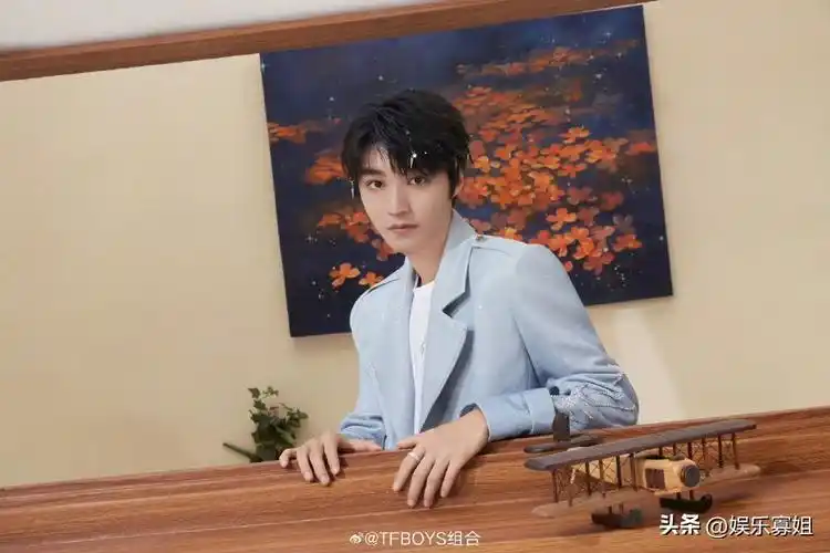 四叶草在演唱会前夕终于等到了tfboys从八丈远到肩搂肩了