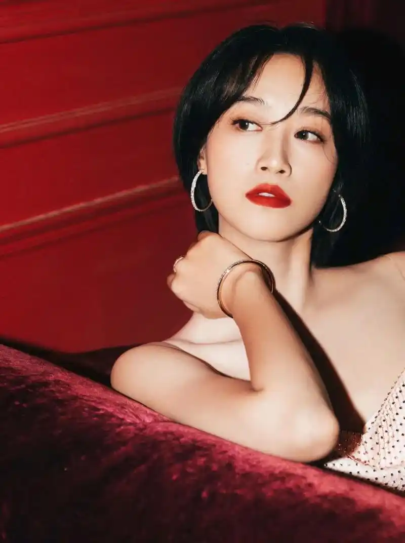 蓝盈莹短发红唇搭配吊带亮片长裙好优雅,复古优雅#百家肖星火计划##八