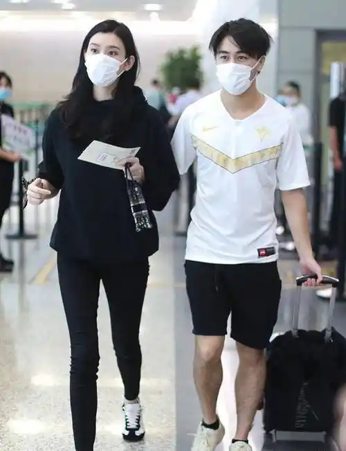 原创奚梦瑶夫妇合体现身机场何猷君眼神好宠溺俩人同戴婚戒秀恩爱