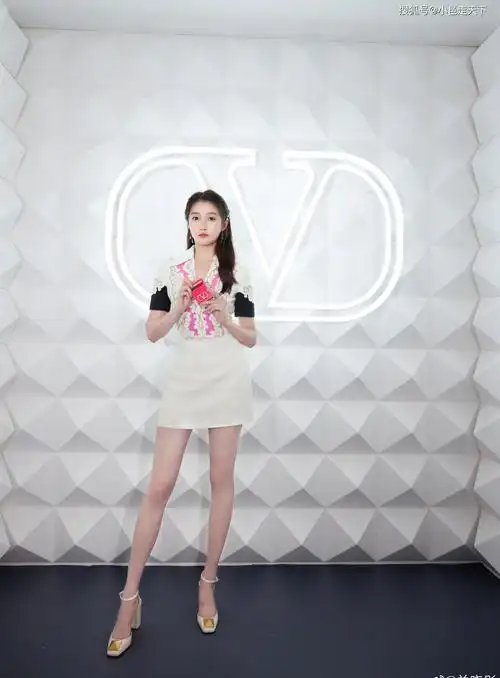 关晓彤白色连衣裙大长腿写真