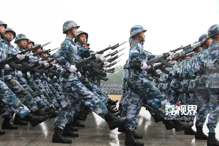 【莞视界】沙角部队2015新兵毕业典礼 数千名战士雨中参加阅兵式_东莞