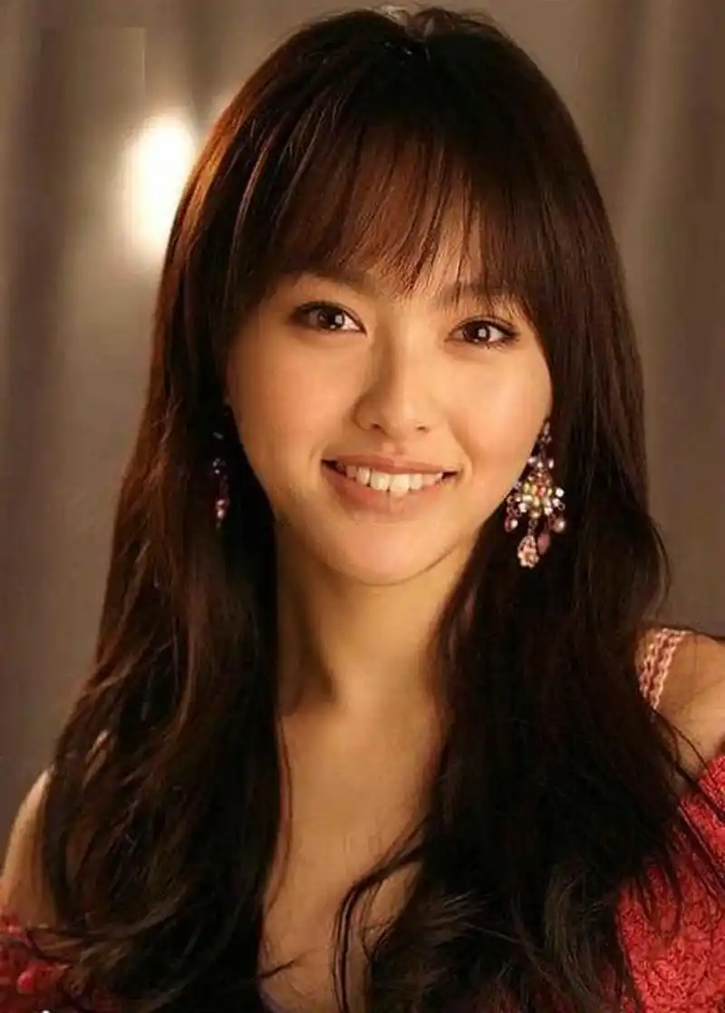 个人觉得唐嫣是8594里原生底子最好的,早期作品里的形象跟现在比