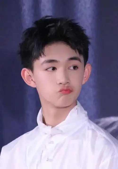 易烊千玺2.0:182cm的沉稳少年,18岁拿下"内娱第一"