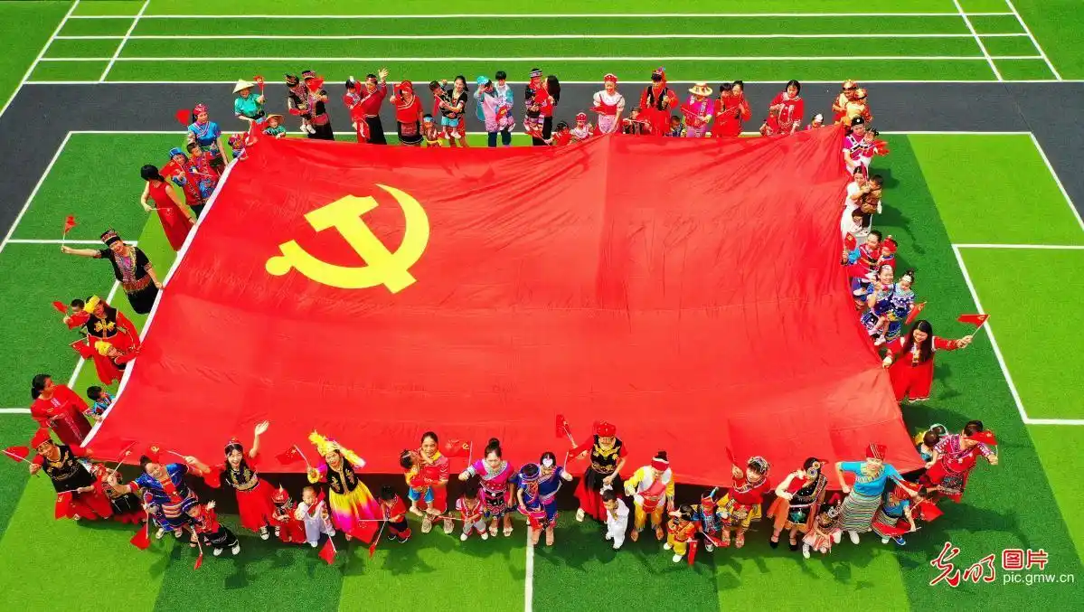 光明图刊我与党旗合张影