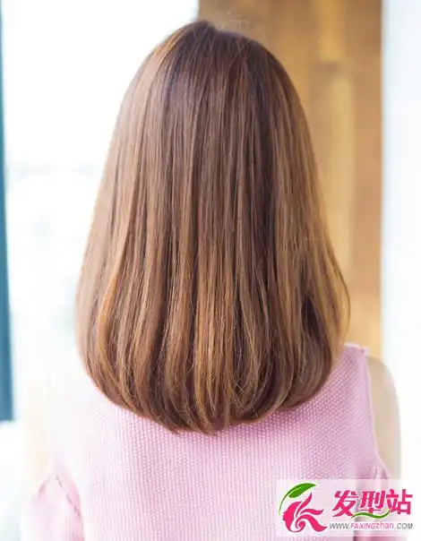 中长发时尚烫卷发 梨花头内扣卷温柔显气质_发型站_最新流行发型设计