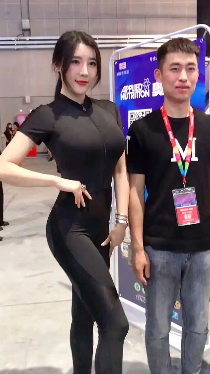 秋季美少女#健身教练刘太阳导师,一看大哥合影是认真的,因为开车三百