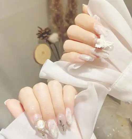 2021仙气款白色珍珠美甲图