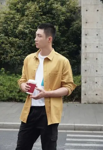 硬汉黄景瑜寸头造型公开,俊男配香车,低调却奢华