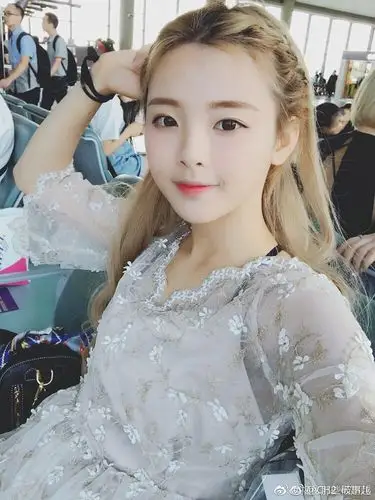 杨超越非主流旧照曝光,气质和现在差别大,网友:流水线打工妹