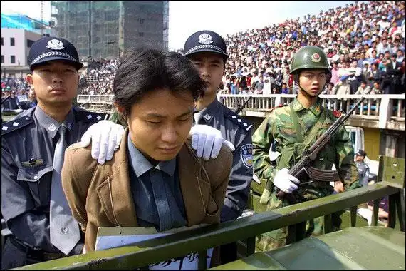 机枪开路 执行死刑的情景(图组)