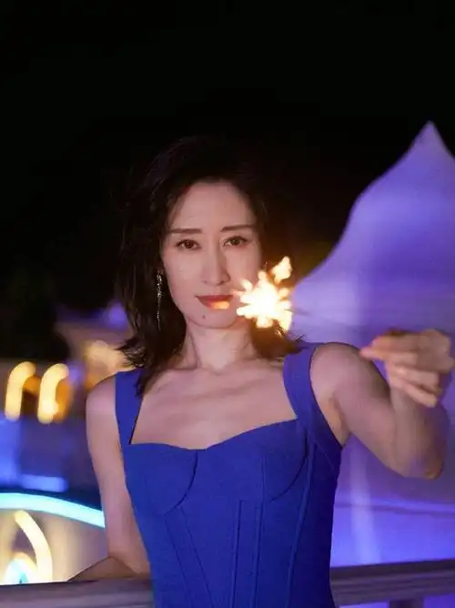 刘敏涛夏日写真曝光 着宝蓝色吊带长裙身材婀娜_网易订阅