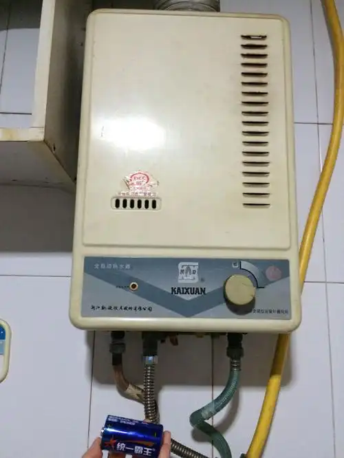 如果是老式热水器,使用干电池点火的,可以直接换新电池试试.