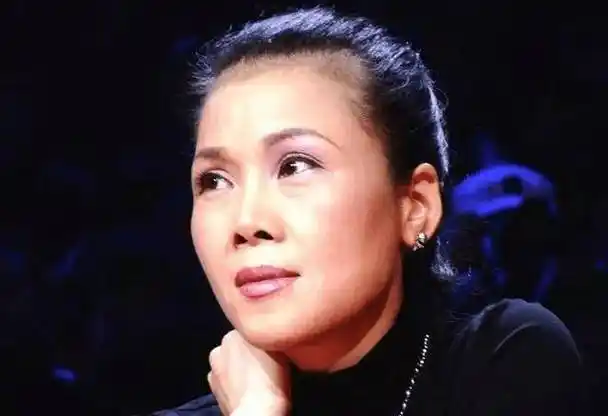 55岁田震近照被曝光穿棉衣散步眼纹丛生嗓音粗狂被说抽烟过多