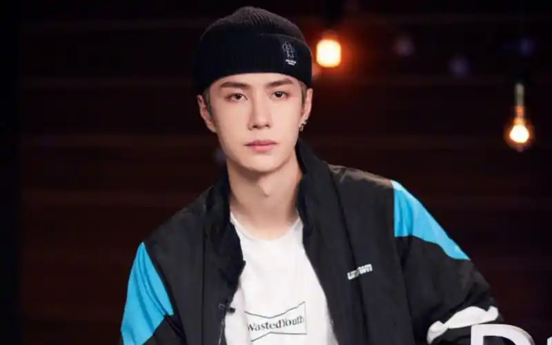 帅气的王一博4宝贝七周年快乐