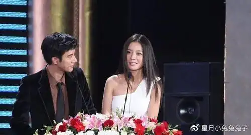 赵薇早期明星合影青春美少女感强烈与陈冠希站一起好般配