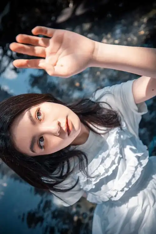 2021年5月1日讯,演员春夏一组春日白裙写真曝光,照片中她身穿纯prada