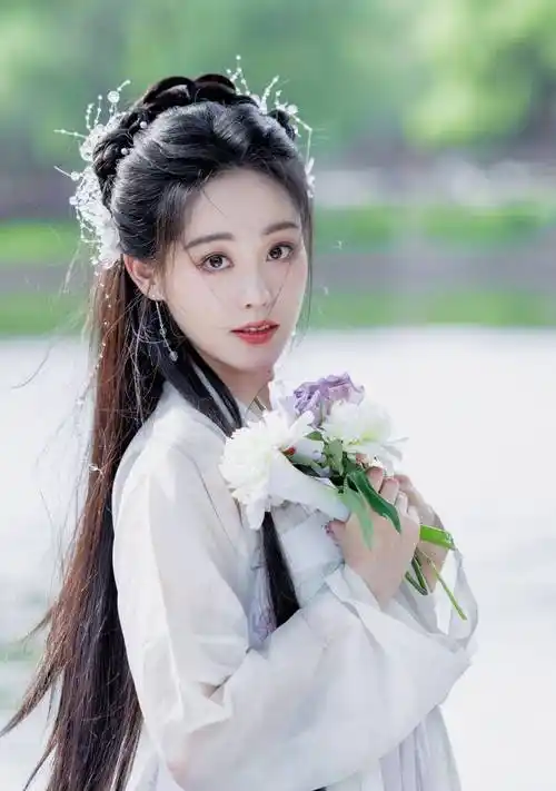 祝绪丹白色汉服仙气飘飘优雅写真_美得_花朵_一颦一笑