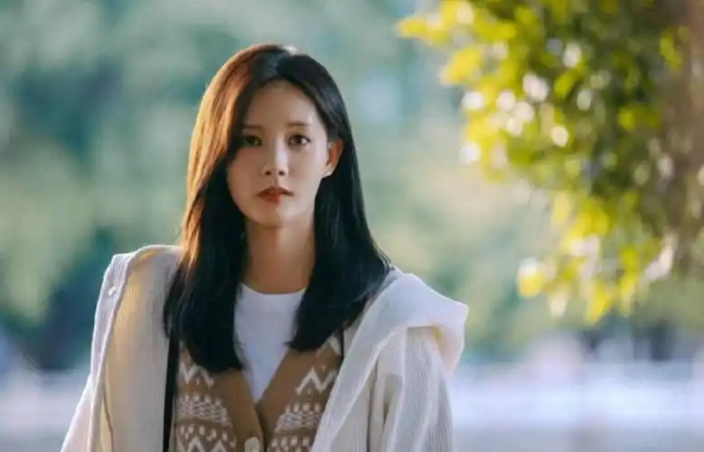 李一桐在剧中饰演孟钰,这个角色与主角安欣有感情线,在宣传时更是被