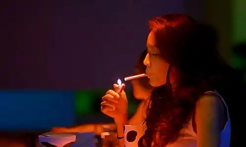 top38:vicky的抽烟镜头来源:千禧曼波主角:vicky主演:舒淇top39