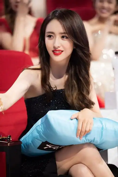 佟丽娅美腿大赏第一次见这么白的腿