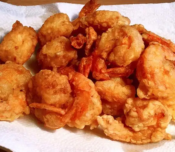 该菜品主要通过油炸的方法制作而成.