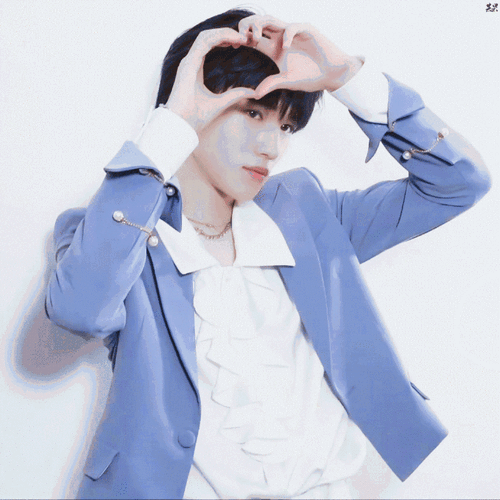 快来接受小宋老师花式比心,疯狂心动@时代少年团-宋亚轩