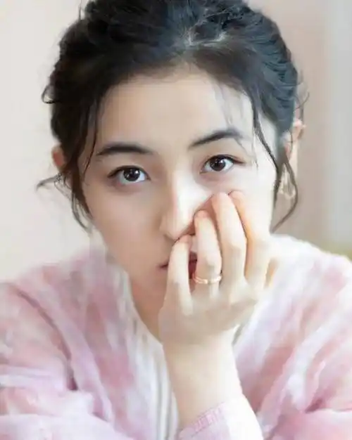 成为百花奖开设至2010年时年龄最小的获奖者,从此以后张子枫的演艺