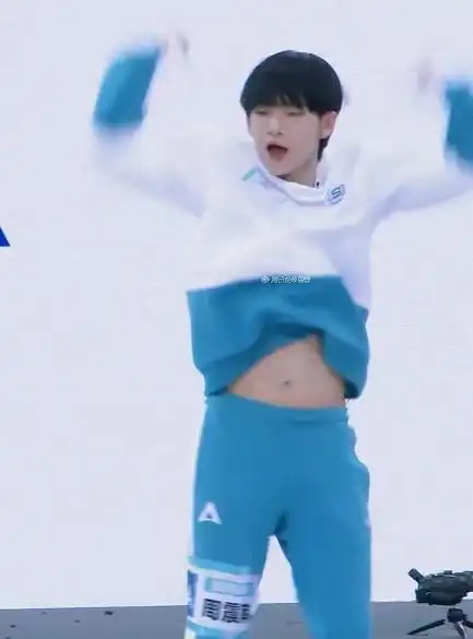 创造营周震南粉丝语重心长对周震南喇叭喊话快点练腹肌