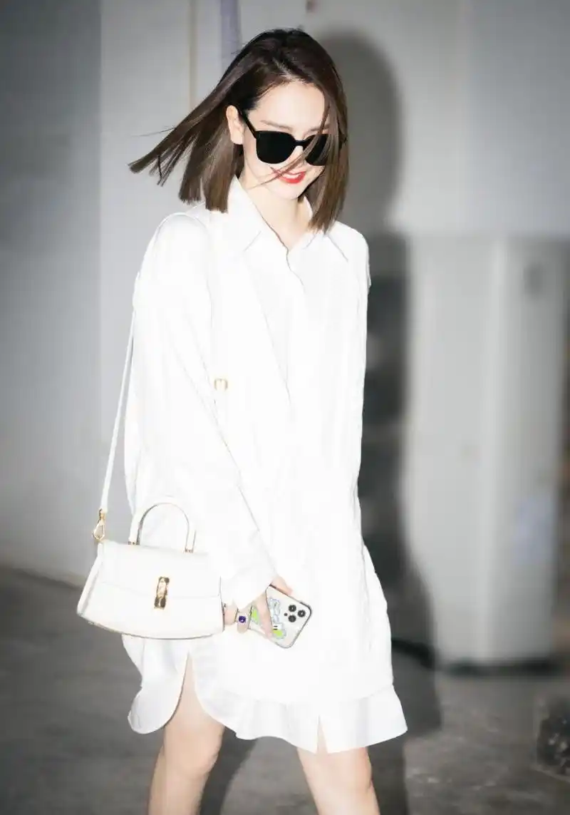 戚薇最新私服 身着针织拼棉衬衫裙,搭配2021秋冬平衡系列白色单肩包