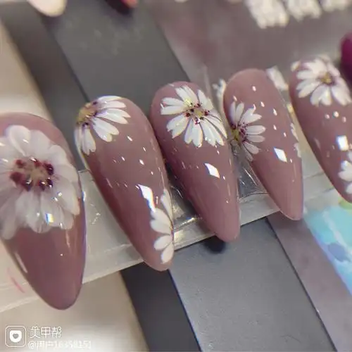 豆沙色手绘花朵美甲图片