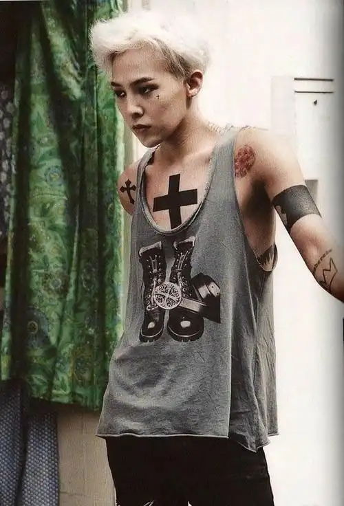 权志龙后颈上的天使图案纹身