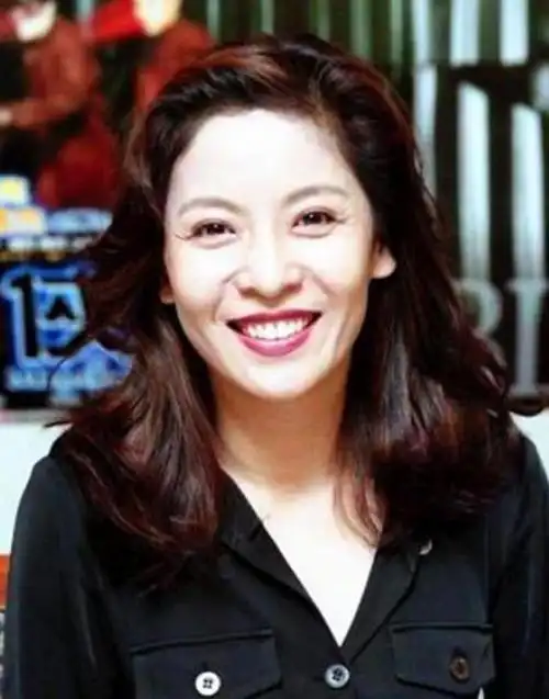 一共有三个人收到了他打来的电话,一个是向太陈岚,第二个是唐鹤德,第