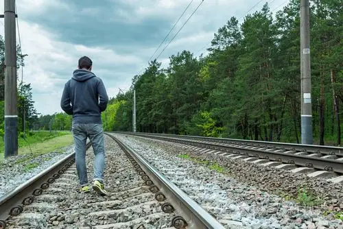 在轨道上行走的人照片-正版商用图片0f0kzr-摄图新视界